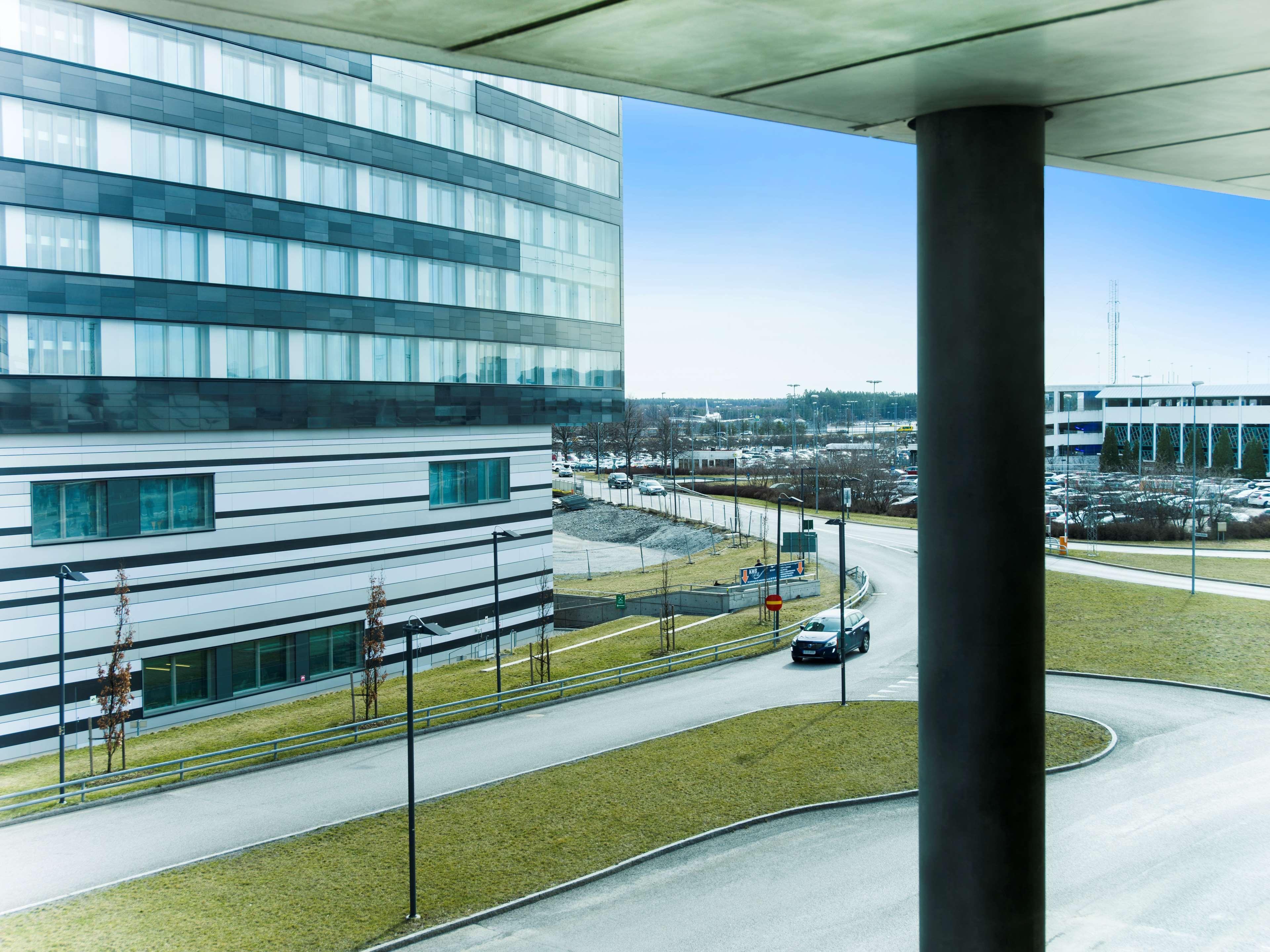 Radisson Blu Airport Terminal Hotel Arlanda Luaran gambar "The building is located in the city of Jyväskylä, Finland. The building is a modern office building with a total area of 10,000 square meters. The building is equipped with a parking lot and a small parking garage. The building is a modern office bu