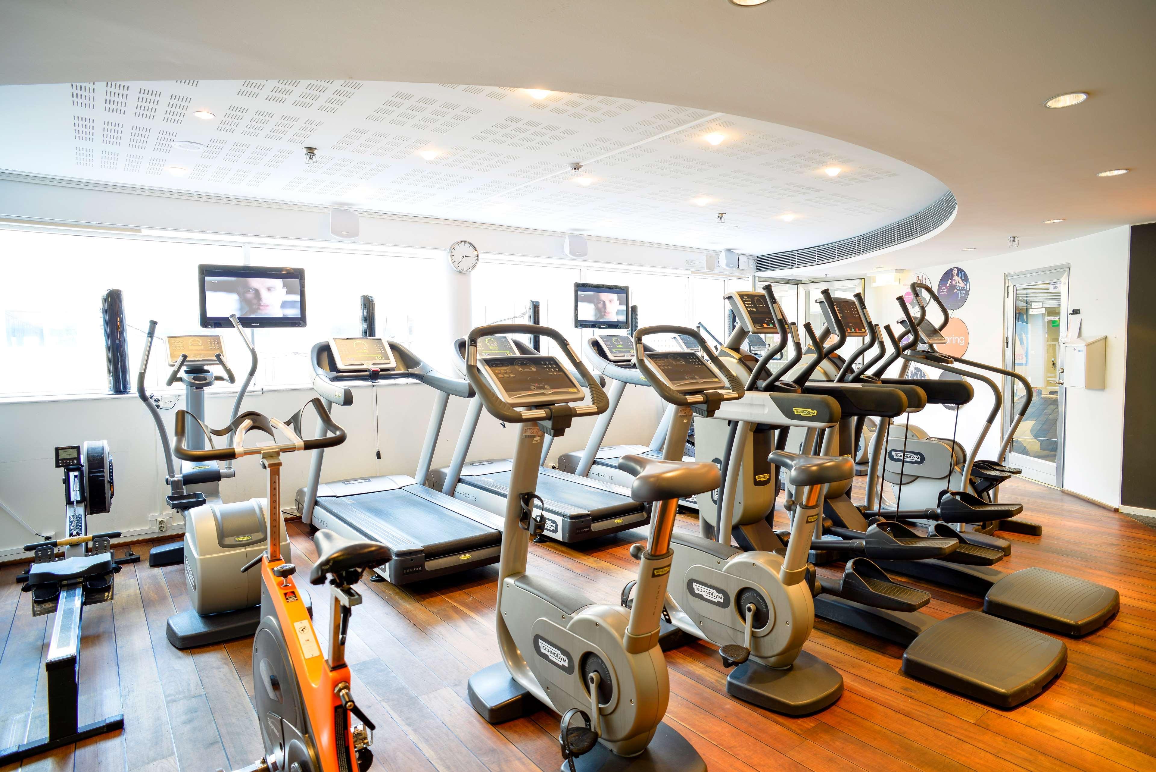 Radisson Blu Airport Terminal Hotel Arlanda Luaran gambar Fitness equipment in a gym