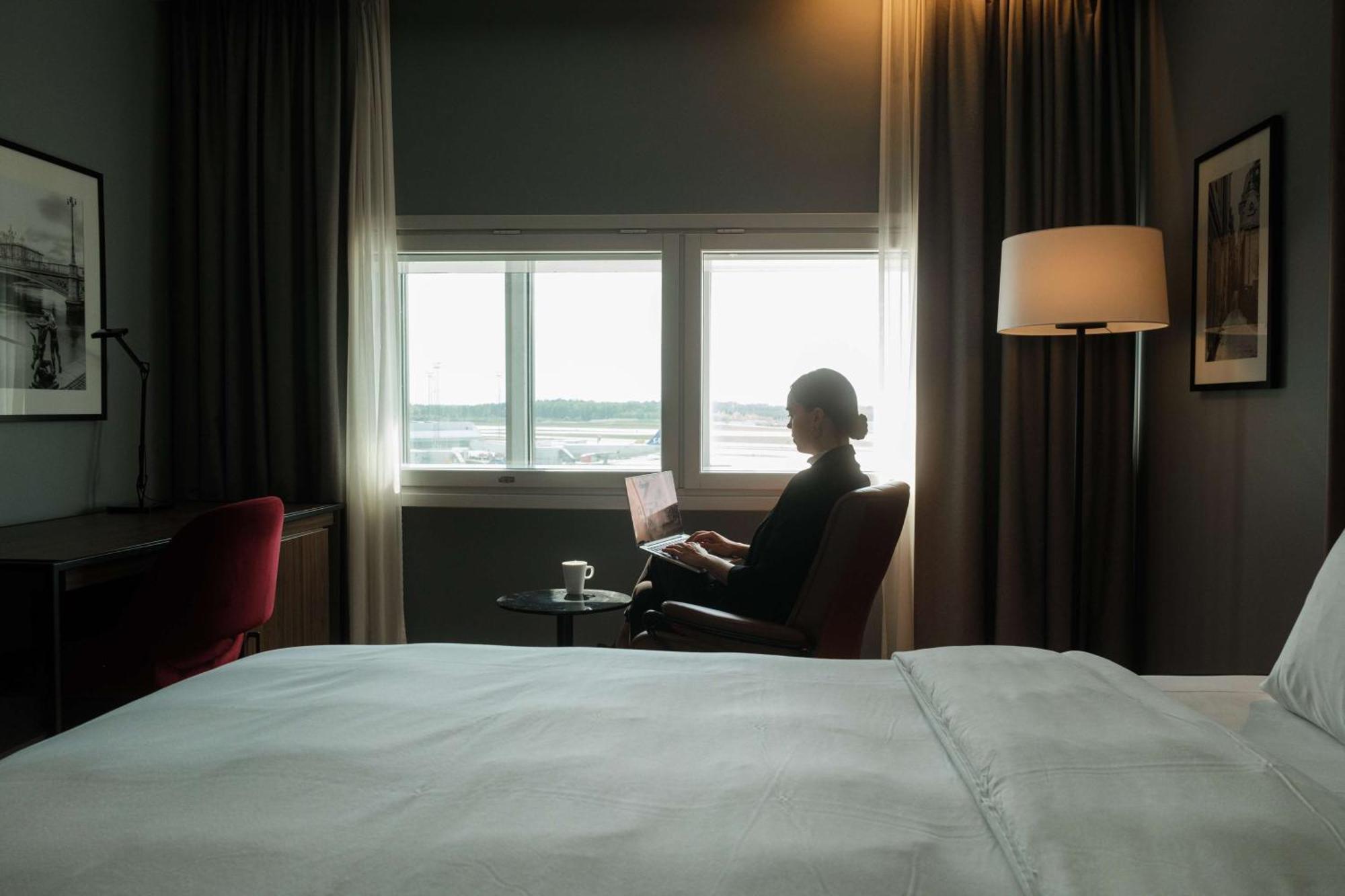 Radisson Blu Airport Terminal Hotel Arlanda Luaran gambar A woman working from home with a view of the airport