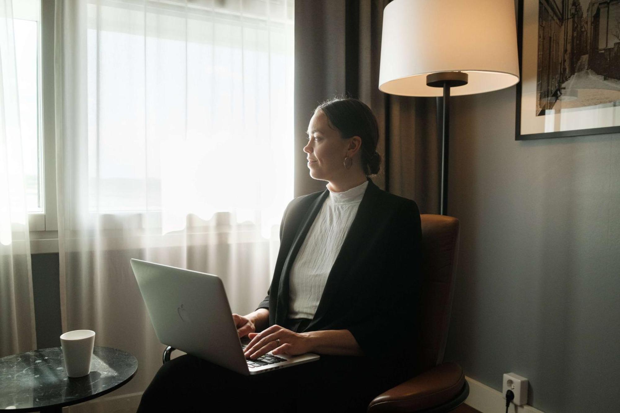 Radisson Blu Airport Terminal Hotel Arlanda Luaran gambar A woman working on a laptop.