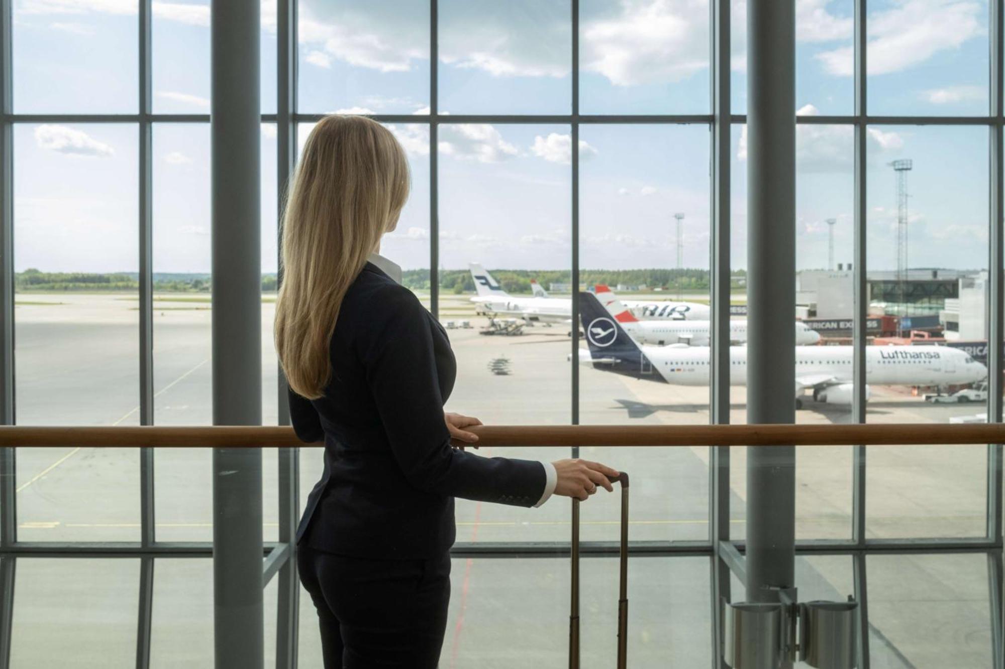 Radisson Blu Airport Terminal Hotel Arlanda Luaran gambar Businesswoman with luggage at the airport