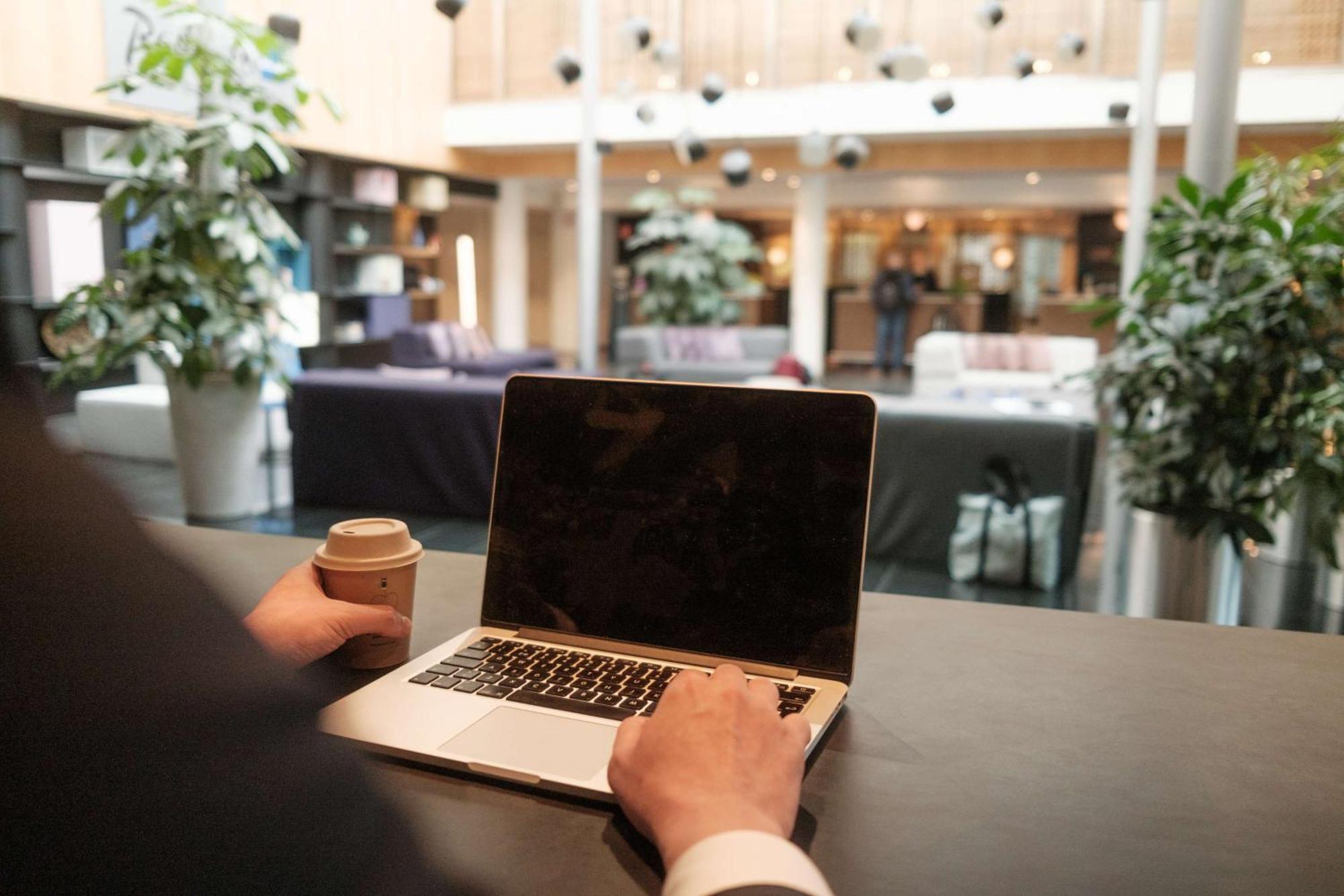 Radisson Blu Airport Terminal Hotel Arlanda Luaran gambar A man working on a laptop.