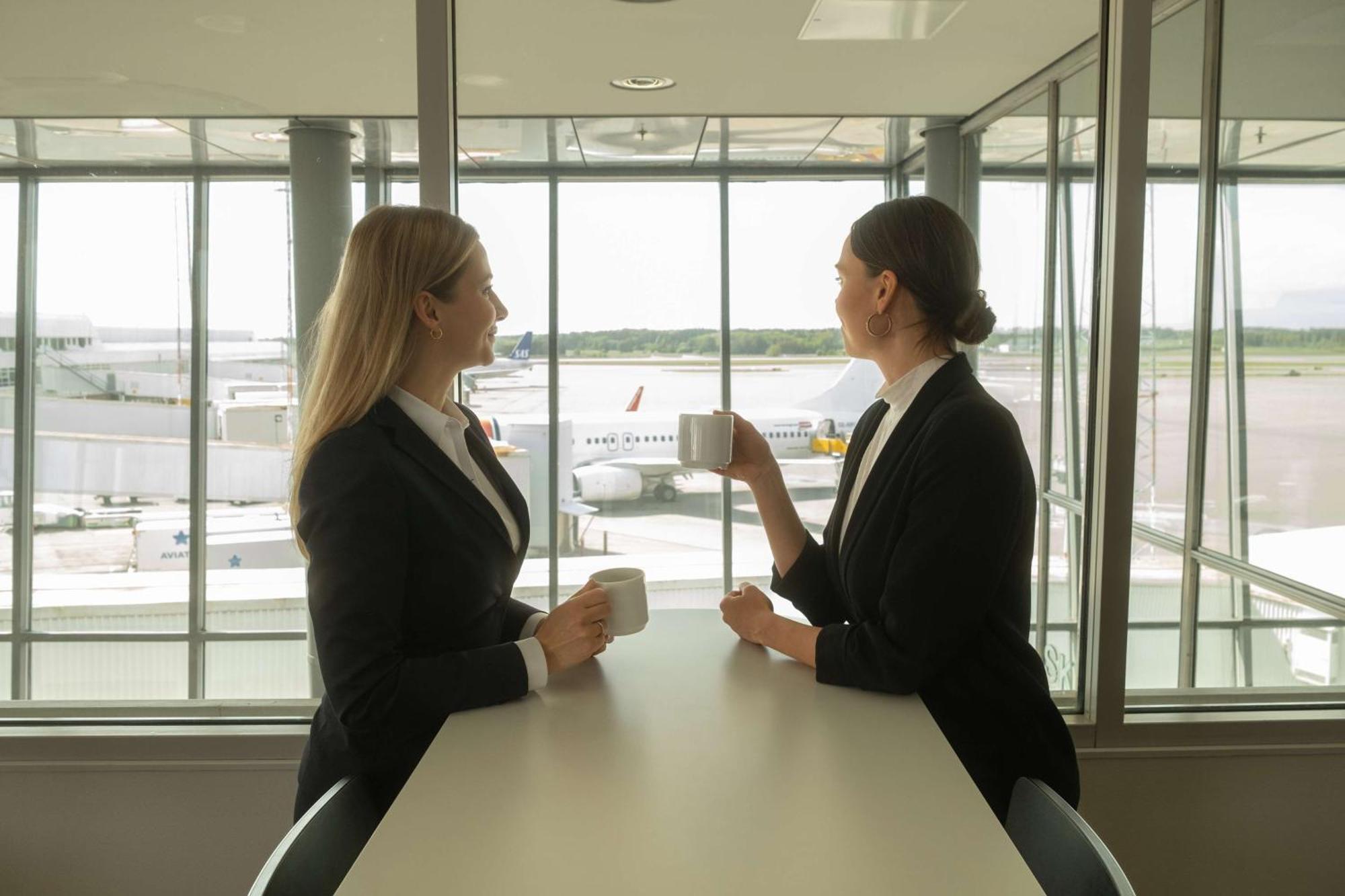 Radisson Blu Airport Terminal Hotel Arlanda Luaran gambar Two businesswomen talking in a meeting