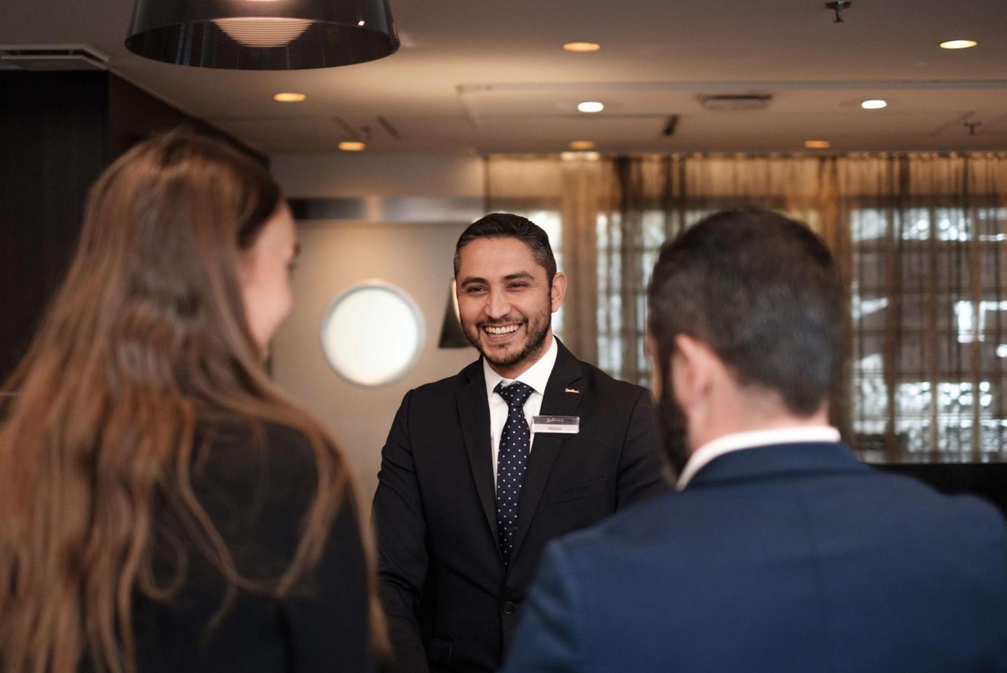 Radisson Blu Airport Terminal Hotel Arlanda Luaran gambar Receptionist at a luxury hotel