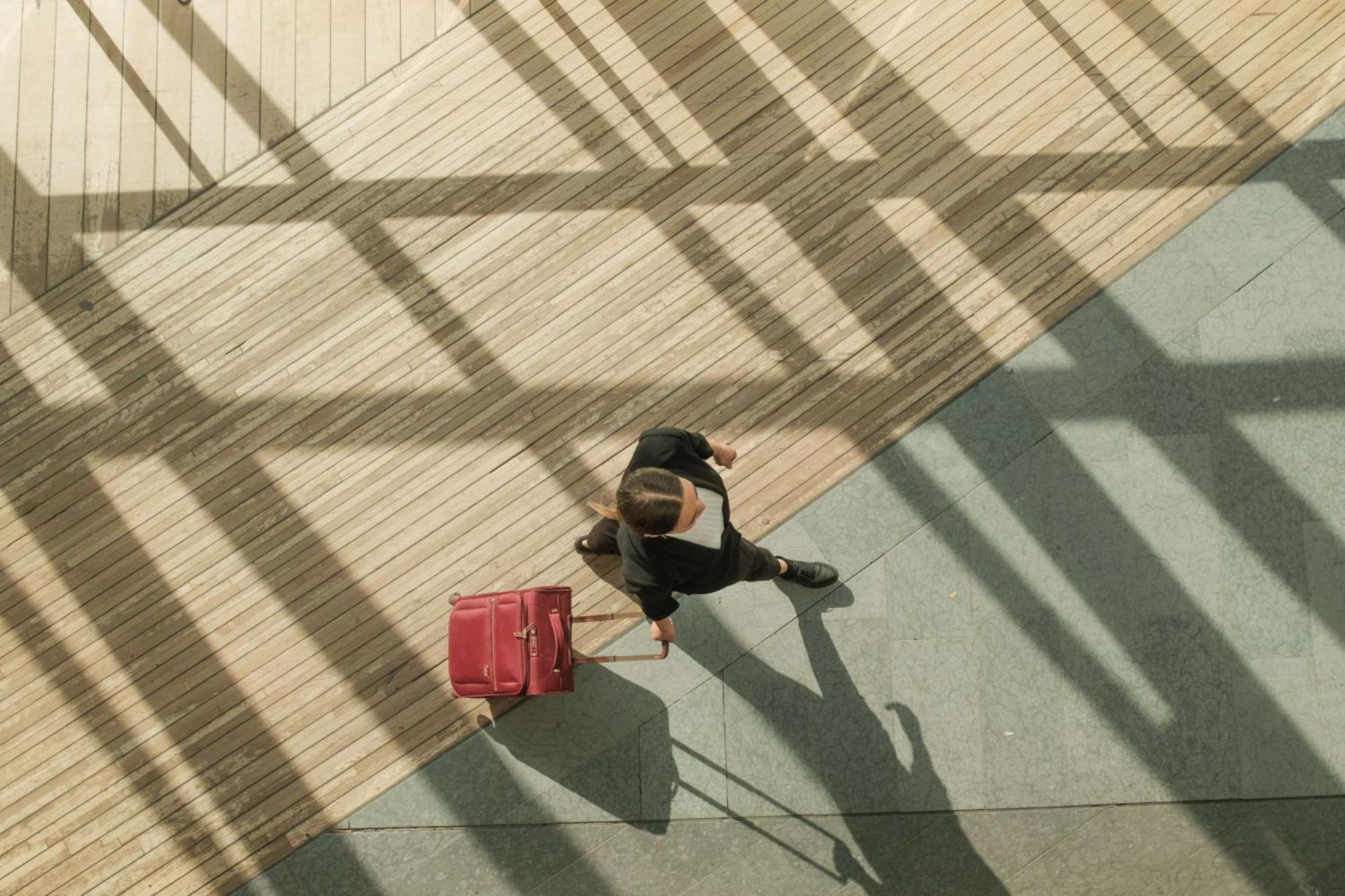 Radisson Blu Airport Terminal Hotel Arlanda Luaran gambar A woman walking with a suitcase