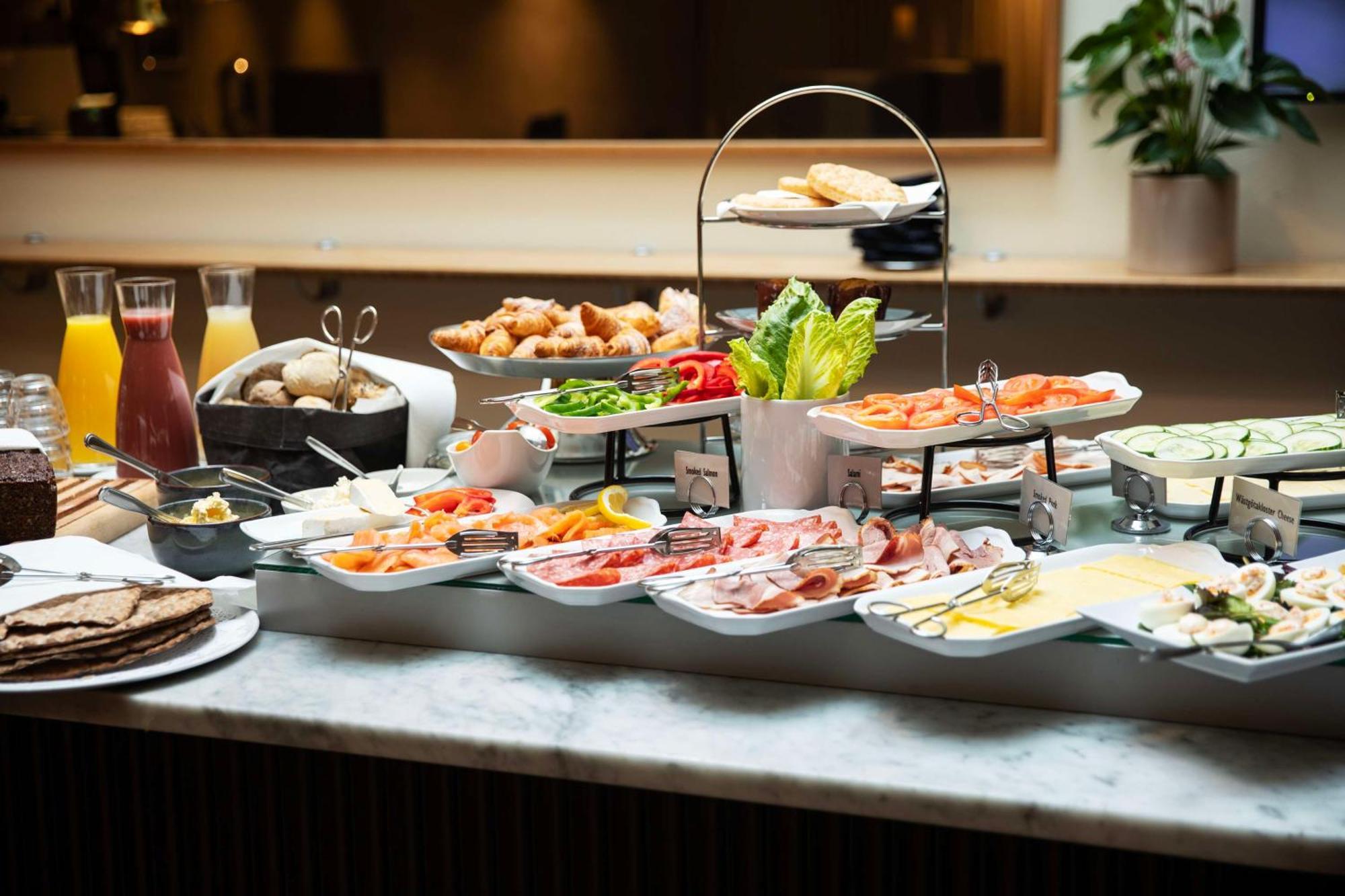 Radisson Blu Airport Terminal Hotel Arlanda Luaran gambar Breakfast buffet at the hotel