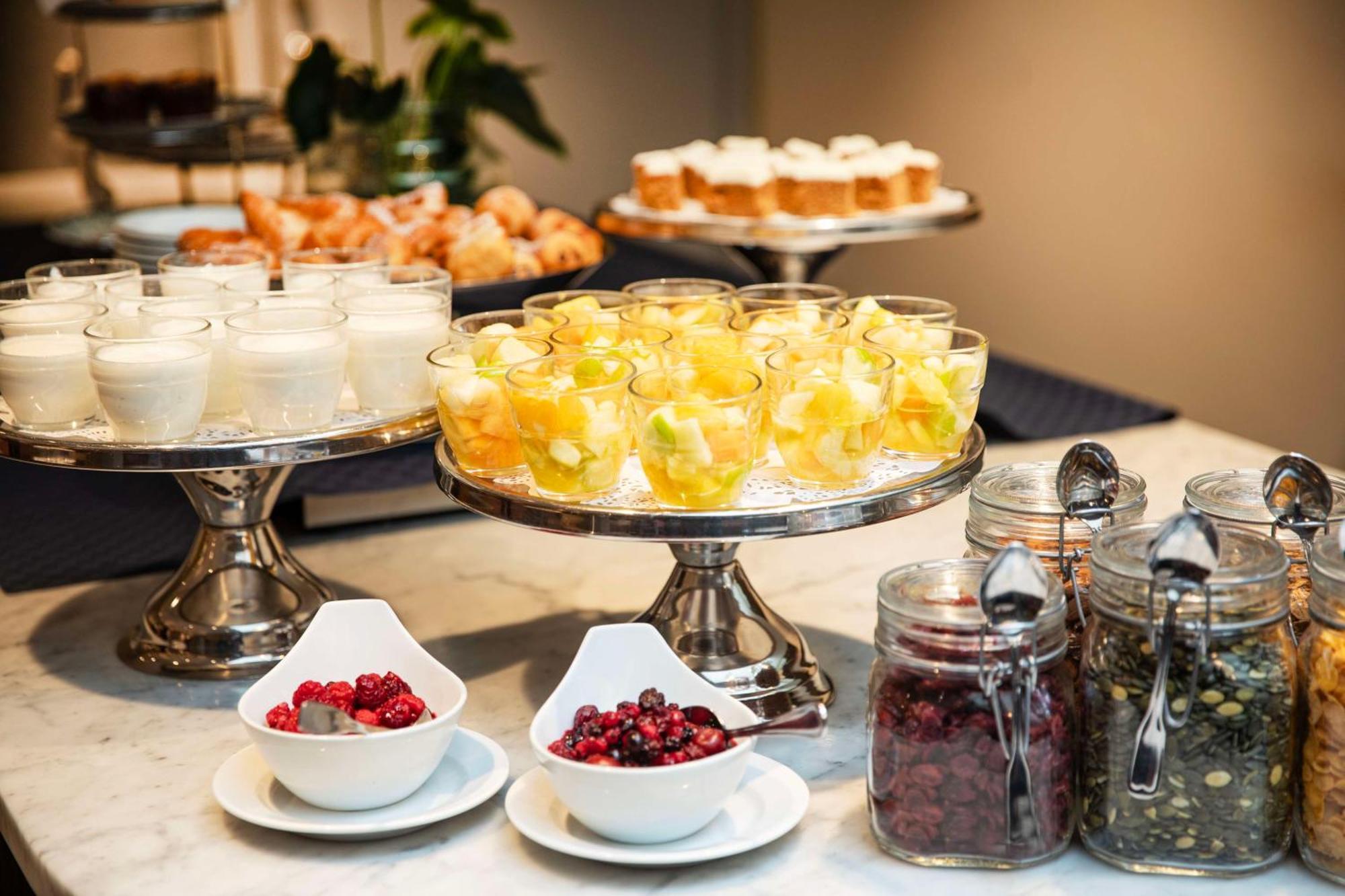 Radisson Blu Airport Terminal Hotel Arlanda Luaran gambar Breakfast buffet at the hotel