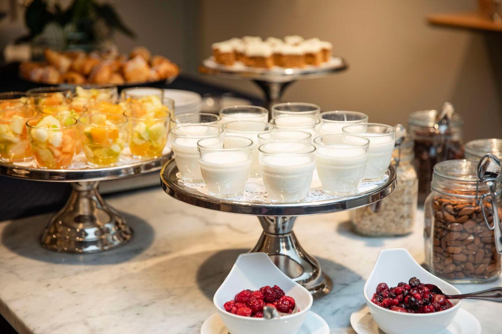Radisson Blu Airport Terminal Hotel Arlanda Luaran gambar Breakfast buffet at the hotel